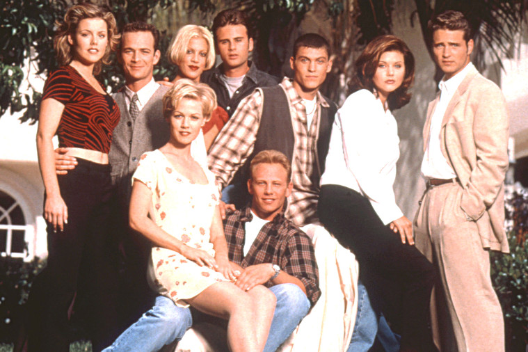 Mnoho žen dnes zamáčkne slzu v oku při vzpomínce na bezstrarostné dětsví a nedělní rána u Beverly Hills 90210